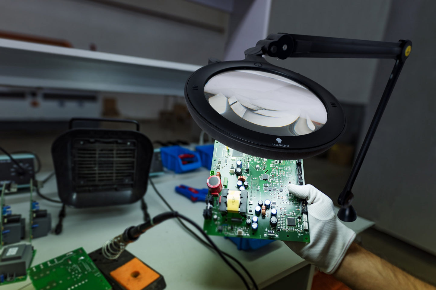 Lupă iQ ESD cu Lumină Daylight & UV