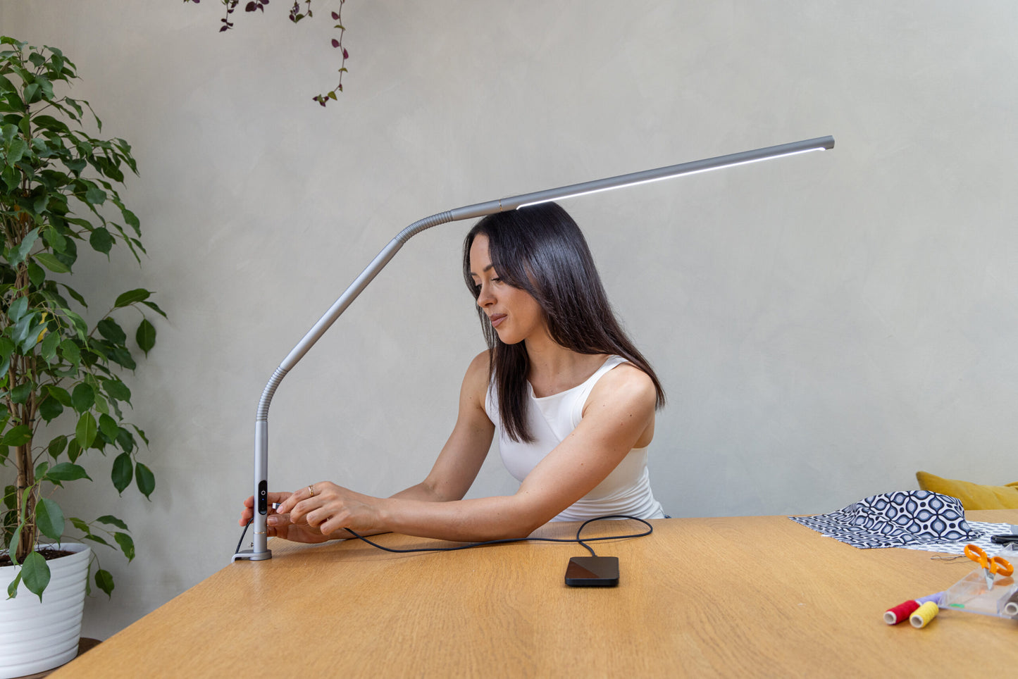 Lampă de Masă Slimline 4 Daylight – Gri Gheață