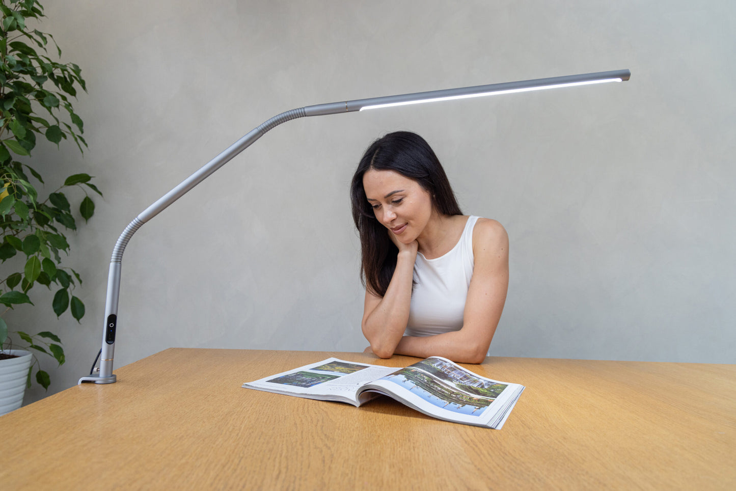Lampă de Masă Slimline 4 Daylight – Gri Gheață